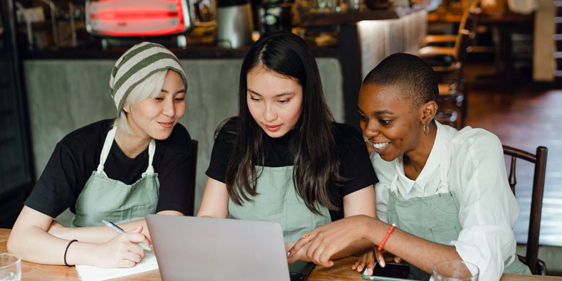 Vereinfachen Sie Remote-Arbeit überall, jederzeit und auf jedem Gerät Vereinfachen Sie Remote-Arbeit überall, jederzeit und auf jedem Gerät